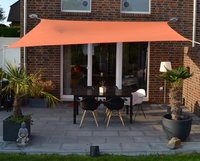 Voile d'ombrage rectangulaire 4 x 3 m en Polyester. Store de couleur terracotta avec kit de fixation.  Attention : PROMO